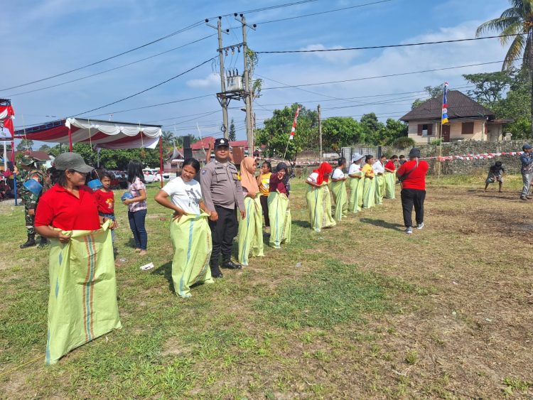 Bhabinkamtibmas Kelurahan Simarimbun, Bripka Johannes C. Siregar melakukan monitoring kegiatan perlombaan dalam rangka memeriahkan HUT Kemerdekaan Republik Indonesia (RI) ke 80, di Jalan Raya ke Sidamanik, pada Senin (18/8/2025) siang.