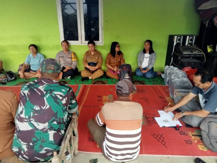 Bhabinkamtibmas Kelurahan Gurilla, AIPDA Rindu A. Saragih SH, menghadiri rapat pembangunan Jalan Pertanian di Ring Road, Jalan Gurilla Utara, pada Senin (11/8/2025) sore.