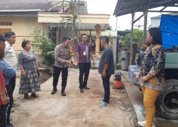 Bhabinkamtibmas Kelurahan Kahean, AIPDA  H.E. Pane, menyelesaikan keluhan warga Jalan Damar Laut, dengan mediasi, pada Jumat (1/8/2025) siang.