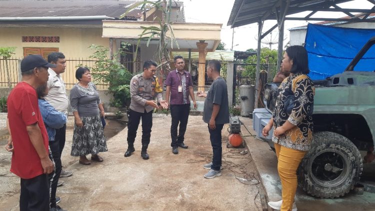 Bhabinkamtibmas Kelurahan Kahean, AIPDA  H.E. Pane, menyelesaikan keluhan warga Jalan Damar Laut, dengan mediasi, pada Jumat (1/8/2025) siang.