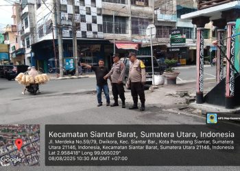 Polseķ Siantar Barat gerak cepat melakukan pengecekan TKP adanya pengamen diduga ganggu kenyamanan warga, di Jalan Bandung, Kelurahan Dwikora, Kecamatan Siantar Barat, Kota Pematangsiantar, pada Jumat (8/8/2025).