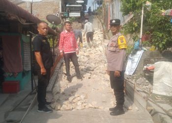 Bhabinkamtibmas Kelurahan Sukadame, AIPTU P. Simanjuntak, melakukan sambang dan monitoring kegiatan kelompok masyarakat (Pokmas), di Jalan Pendidikan Ujung Pematangsiantar, pada Kamis (31/7/2025) sore.