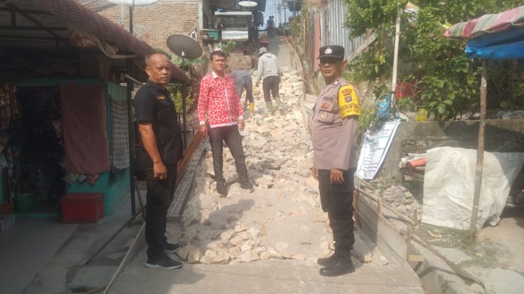 Bhabinkamtibmas Kelurahan Sukadame, AIPTU P. Simanjuntak, melakukan sambang dan monitoring kegiatan kelompok masyarakat (Pokmas), di Jalan Pendidikan Ujung Pematangsiantar, pada Kamis (31/7/2025) sore.