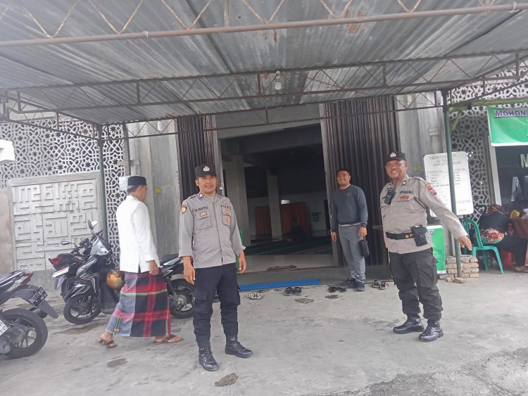 Polsek Siantar Selatan melaksanakan patroli dan monitoring ibadah Sholat Jumat, di sejumlah mesjid yang ada di wilayah hukum Polsek Siantar Selatan, pada Jumat (8/8/2025) siang.