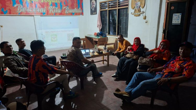 Usai Ketua DPC PP 59 Kota Pematangsiantar memberikan arahan, rapat dilanjutkan Sekjen, Dhani Muliawan S.Hut dengan memaparkan program – program DPC PP 59 Kota Pematangsiantar dan mempin jalannya tanya jawab dari pengurus yang hadir.