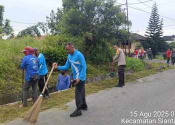 Bhabinkamtibmas Kelurahan Timbang Galung, Aiptu Deddy Syam, mengikuti gotong royong di Jalan Enggang, Simpang Jalan Merpati, pada Jumat (15/8/2025) pagi.