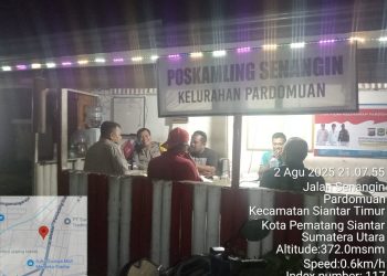 Polsek Siantar Timur melaksanakan SALING (Sapa Siskamling), di Pos Kamling Jln. Senangin Pematangsiantar, pada Sabtu malam (2/8/2025).