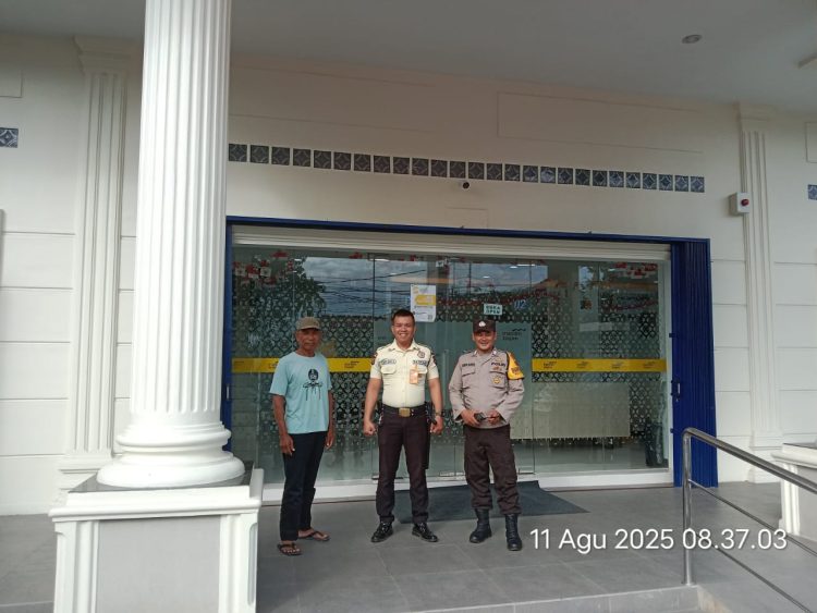 Bhabinkamtibmas Kelurahan Teladan, BRIPKA Irwan Surya Darma, sambangi objek vital, di jalan Sudirman, pada Senin (11/8/2025) pagi.