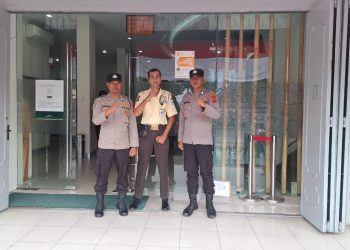 Sat Binmas Polres Pematangsiantar melalui Ps Kanit Bintibsos, Bripka Hermansah Putra dan Brigadir Samsul Bachri, melakukan pengawasan, pembinaan dan pengecekan perlengkapan administrasi personil Satpam, di wilayah hukum Polres Pematangsiantar, pada Kamis (21/8/2025) pagi.