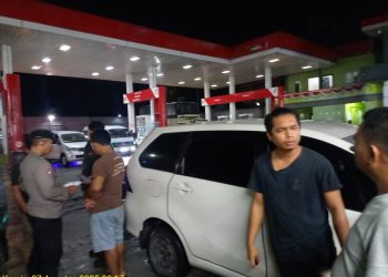 Polsek Siantar Marihat gerak cepat melakukan pengecekan perselisihan, di Jalan D.I Panjaitan depan SPBU, pada Kamis (7/8/2025) malam.