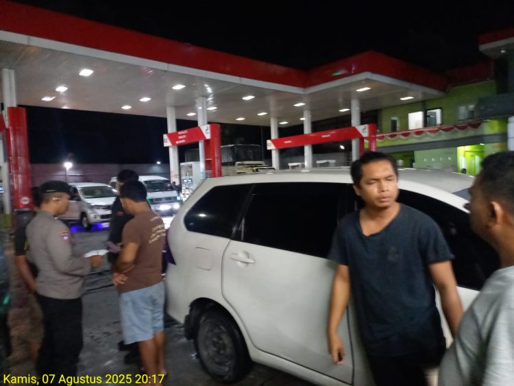 Polsek Siantar Marihat gerak cepat melakukan pengecekan perselisihan, di Jalan D.I Panjaitan depan SPBU, pada Kamis (7/8/2025) malam.