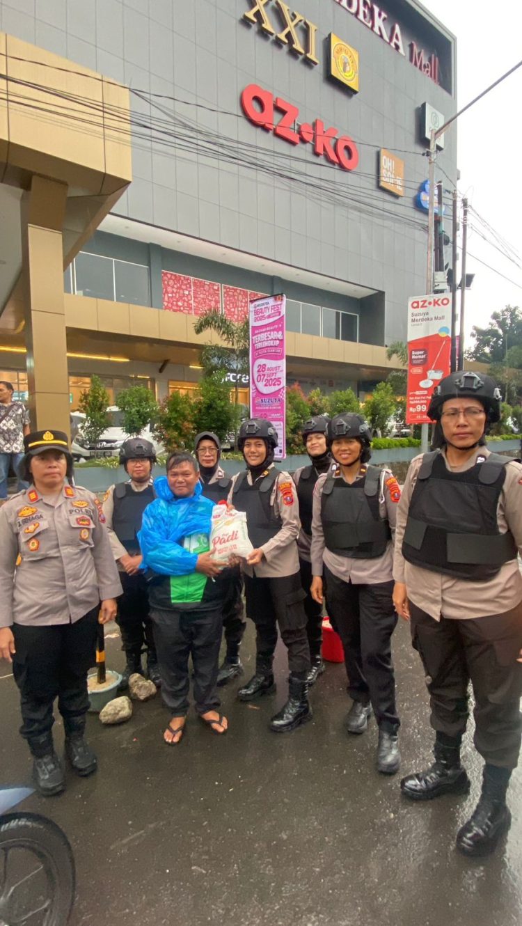 Tim Srikandi Polisi Wanita (Polwan) Polres Pematangsiantar malaksanakan patroli dialogis dan sambangi pengendara ojek online, pada Jumat (29/8/2025) sore.