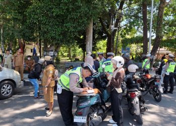 Sat Lantas Polres Pematangsiantar menggelar razia gabungan kepatuhan Pajak Kendaraan Bermotor (PKB) Tahun 2025, di Jalan Merdeka, pada Selasa (26/8/2025) pagi.