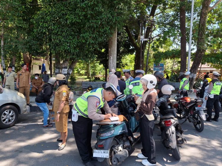 Sat Lantas Polres Pematangsiantar menggelar razia gabungan kepatuhan Pajak Kendaraan Bermotor (PKB) Tahun 2025, di Jalan Merdeka, pada Selasa (26/8/2025) pagi.