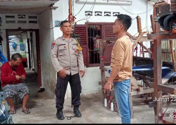 Bhabinkamtibmas Kelurahan Kebun Sayur, BRIPKA Manoa Sitanggang, melaksanakan sambang ke tempat usaha pembuatan ulos yang terletak di Jalan Narumondah Bawah, Gang Dame 2, pada Jumat (22/8/2025) pagi.