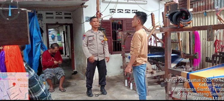 Bhabinkamtibmas Kelurahan Kebun Sayur, BRIPKA Manoa Sitanggang, melaksanakan sambang ke tempat usaha pembuatan ulos yang terletak di Jalan Narumondah Bawah, Gang Dame 2, pada Jumat (22/8/2025) pagi.