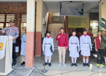 Kapolsek Siantar Selatan, IPTU Priston Simbolon, menjadi pembina upacara dalam rangka HUT Kemerdekaan Republik Indonesia (RI) ke 80, di SMP Swasta RK Bintang Timur, Senin (18/8/2025) pagi.