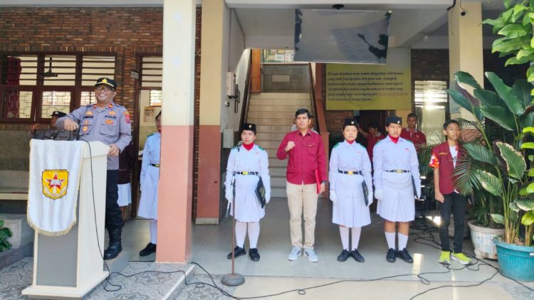Kapolsek Siantar Selatan, IPTU Priston Simbolon, menjadi pembina upacara dalam rangka HUT Kemerdekaan Republik Indonesia (RI) ke 80, di SMP Swasta RK Bintang Timur, Senin (18/8/2025) pagi.