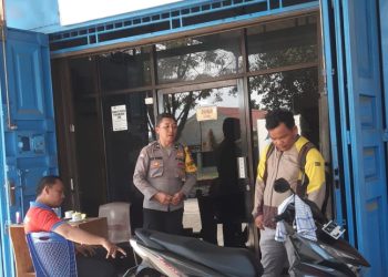 Bhabinkamtibmas Kelurahan Kahean, AIPDA H.E. Pane, melaksanakan sambang ke Kantor Bank Perekonomian Rakyat (BPR) Solider yang terletak di Jalan Sisingamangaraja, pada Jumat (22/8/2025) siang.