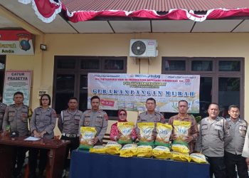 Polsek Siantar Barat menggelar Gerakan Pangan Murah kepada masyarakat, di halaman Mako Polsek Siantar Barat, pada Kamis (14/8/2025) pagi.