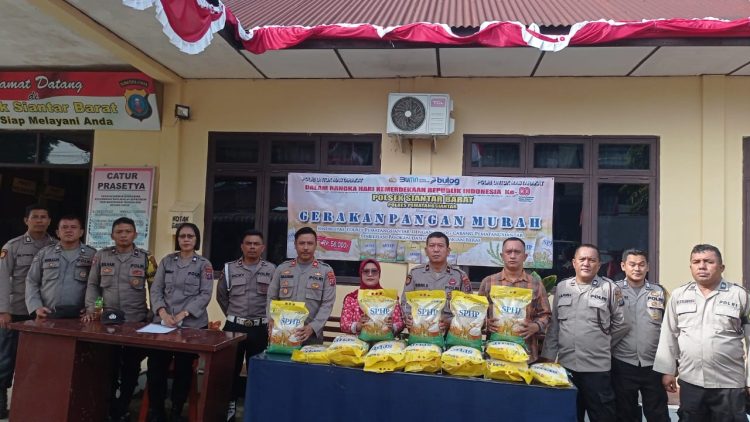 Polsek Siantar Barat menggelar Gerakan Pangan Murah kepada masyarakat, di halaman Mako Polsek Siantar Barat, pada Kamis (14/8/2025) pagi.