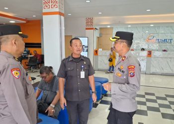 Wakapolres Pematangsiantar, Kompol Hendrik Situmorang, MM, didampingi Kasiwas, IPTU Arwansyah Batubara, melaksanakan pengecekan personil yang melaksanakan pengamanan objek vital, pada Rabu (27/8/2025) siang.