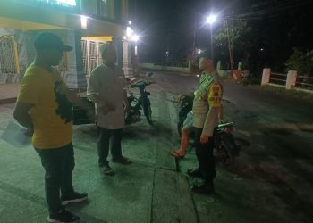 Personil Polsek Siantar Barat melakukan pengecekan, di Jalan Singosari, pada Minggu (28/9/2025) malam.
