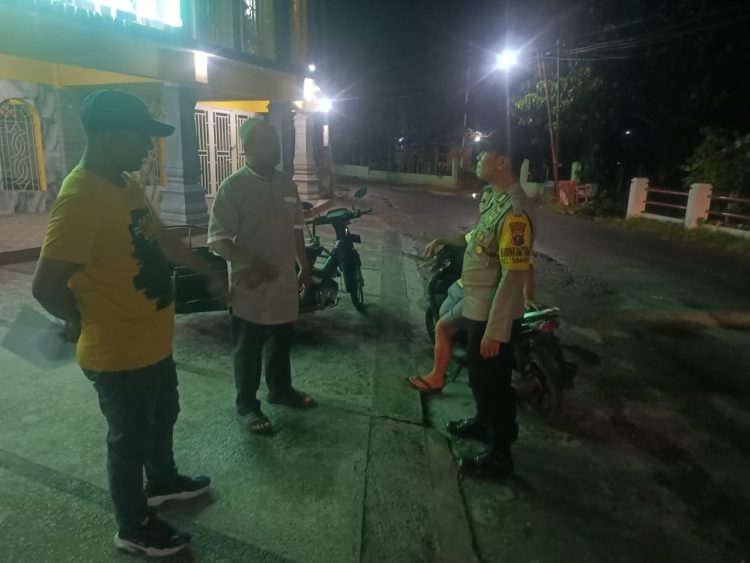 Personil Polsek Siantar Barat melakukan pengecekan, di Jalan Singosari, pada Minggu (28/9/2025) malam.