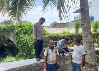 Bhabinkamtibmas Kelurahan Pardamean, Bripka P Sebayang melaksanakan sambang di Pekerjaan Pembuatan Pondasi Paret yang terletak di Jalan Farel Pasaribu, pada Kamis (11/9/2025) siang.