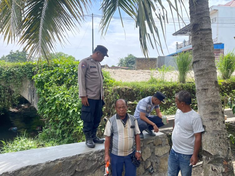 Bhabinkamtibmas Kelurahan Pardamean, Bripka P Sebayang melaksanakan sambang di Pekerjaan Pembuatan Pondasi Paret yang terletak di Jalan Farel Pasaribu, pada Kamis (11/9/2025) siang.