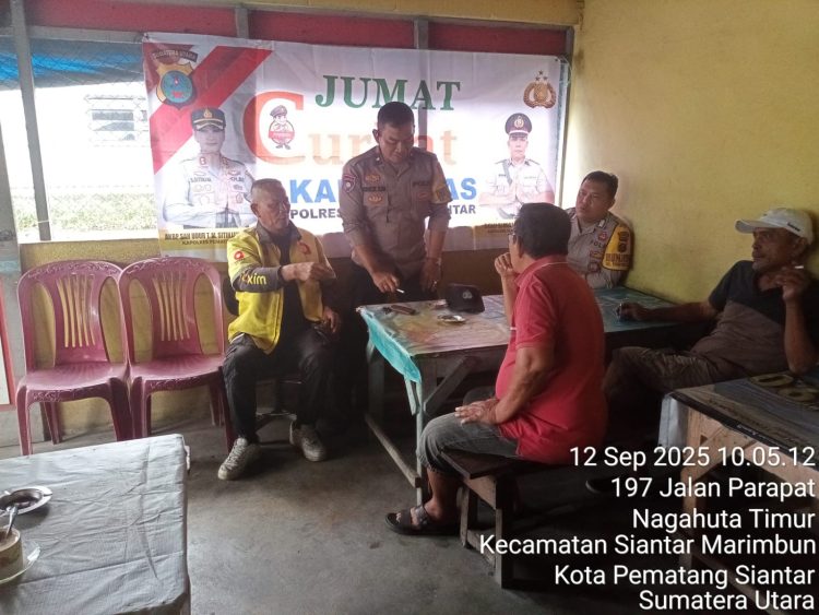 Polsek Siantar Marihat melaksanakan kegiatan Jumat Curhat Kamtibmas kepada masyarakat Jalan Saribudolok, pada Jumat (12/9/2025) pagi.