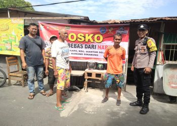 Bhabinkamtibmas Kelurahan Karo, Aipda Ronald Sianipar dan Bhabinkamtibmas Kelurahan Martimbang, Aipda Roy F Sidabutar SH, melaksanakan patroli di Posko Kampung Bersih dari Narkoba (KBN), Jalan Gunung Sinabung, pada Sabtu (20 /9/2025) pagi.