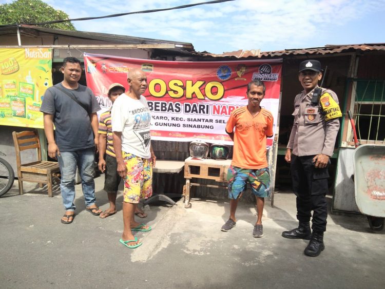 Bhabinkamtibmas Kelurahan Karo, Aipda Ronald Sianipar dan Bhabinkamtibmas Kelurahan Martimbang, Aipda Roy F Sidabutar SH, melaksanakan patroli di Posko Kampung Bersih dari Narkoba (KBN), Jalan Gunung Sinabung, pada Sabtu (20 /9/2025) pagi.