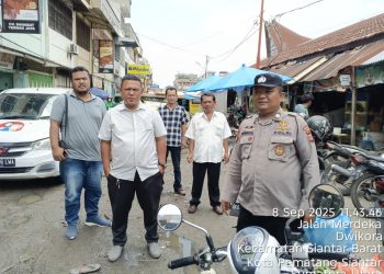 Polsek Siantar Barat melalui Kasub Sekor Pasar Horas, AIPTU Edi Syahputra SH, melaksanakan patroli jalan kaki, pada siang hari, di seputaran Pasar Horas, pada Senin (8/9/2025), sekitar pukul 12:15 WIB.