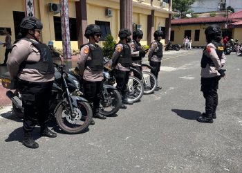 Tim Patroli Srikandi Polisi Wanita (Polwan) Polres Pematangsiantar melaksanakan kegiatan patroli dialogis, pengaturan arus lalu lintas (Gatur Lalin) dan berbagi rejeki kepada masyarakat yang membutuhkan, pada Kamis (18/9/2025) pagi.