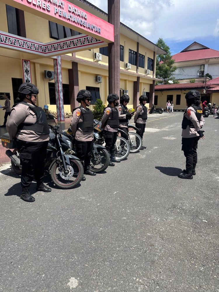 Tim Patroli Srikandi Polisi Wanita (Polwan) Polres Pematangsiantar melaksanakan kegiatan patroli dialogis, pengaturan arus lalu lintas (Gatur Lalin) dan berbagi rejeki kepada masyarakat yang membutuhkan, pada Kamis (18/9/2025) pagi.