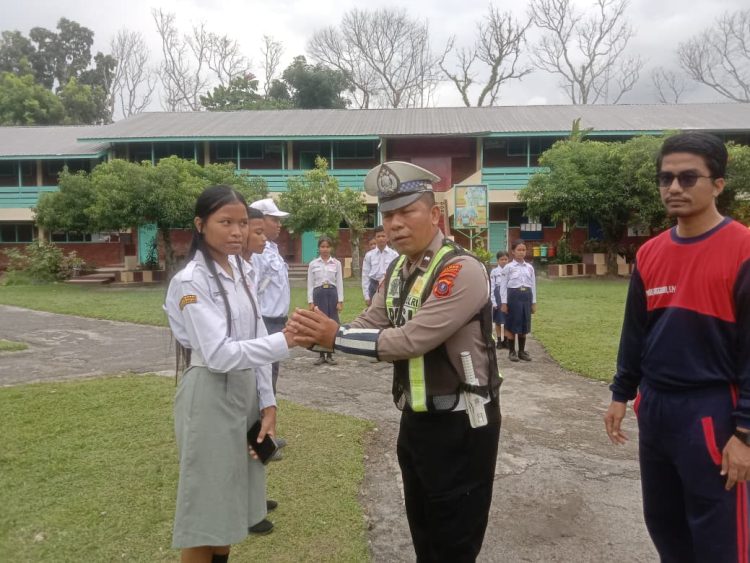 Sat Lantas Polres Pematangsiantar menghadiri pelantikan Patroli Keamanan Sekolah (PKS) siswa SMP, SMA dan SMK Yayasan Perguruan (YP) Teladan, Jl. Singosari, pada Minggu (14/9/2025) siang.