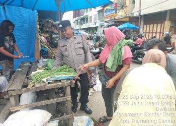 Kasub Sektor Pasar Horas, AIPDA Edi Syahputra SH, melaksanakan monitoring penertiban Pedagang Kaki Lima (PKL) yang digelar Satpol PP, di seputaran Jalan Imam Bonjol, pada Kamis (25/9/2025) siang.