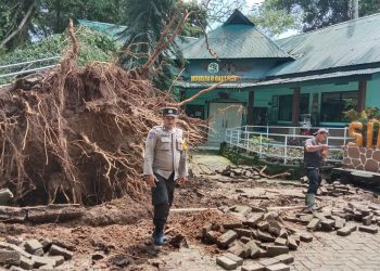 Polsek Siantar Barat melakukan monitoring di Taman Hewan, Jalan Gunung Simanuk – manuk, pasca terjadinya bencana alam hujan deras dan angin kencang, pada Rabu (24/9/2025) pagi,