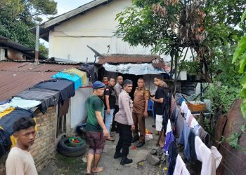 Kapolseķ Sianțar Utara, AKP Jahrona Sinaga SH, pimpin pengecekan Tempat Kejadian Perkara (TKP) temuan mayat, di kamar rumah kos Jalan Mataram I, pada Selasa (23/9/2025) sore.