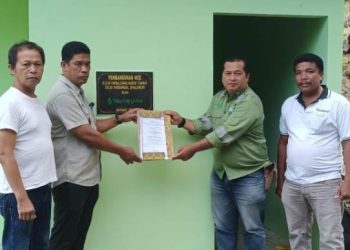 PT TPL menyerahkan dukungan pembangunan fasilitas mandi, cuci, kakus (MCK), di Dusun Parbalohan, Nagori Tigaras, Kecamatan Dolok Pardamean, Kabupaten Simalungun.