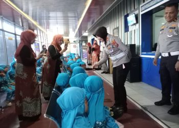 Sat Lantas Polres Pematangsiantar menerima kunjungan Anak - anak Taman Kanak - kanak (TK) Yayasan Perguruan Hidayatul Islamiyah (YPHI) Kota Pematangsiantar dalam rangka outing class ke Kantor Polisi, pada Kamis (4/9/2025) pagi lalu.
