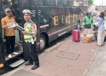 Satuan Lalu lintas (Sat Lantas) Polres Pematangsiantar melalui Kanit Kamsel, IPDA Serly Tarigan, bersama personil, membagikan brosur tertib berlalu lintas, di Loket Bus Eldivo, Jl. Pattimura, Kelurahan Pahlawan, Kecamatan Siantar Timur, Kota Pematangsiantar, pada Senin (16/9/2025) pagi.