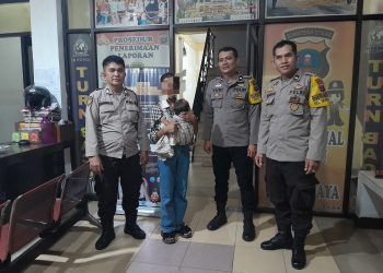 Bhabinkamtibmas Kelurahan Siopat Suhu, AIPDA V.R.S. Garingging ST bersama Unit Samapta, Brigadir Chalres Nainggolan, gerak cepat mengamankan seorang anak dibawah umur yang membawa bayi berumur 9 bulan, pada Selasa (2/9/2025) sore.