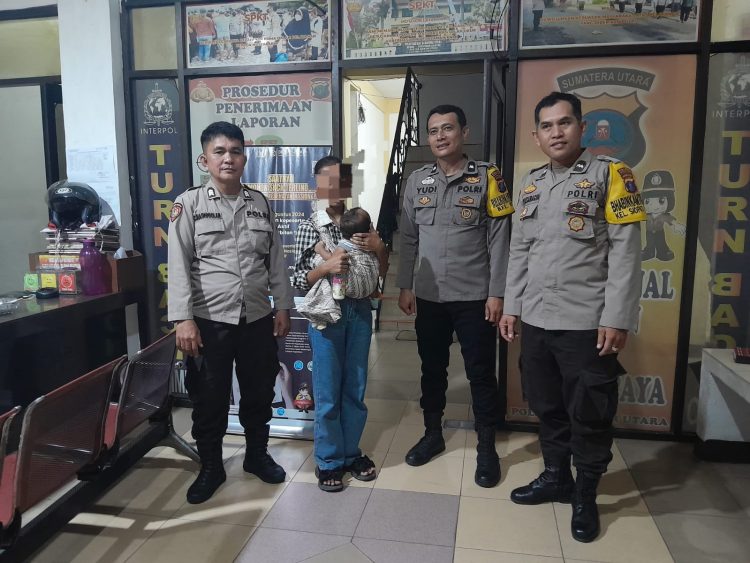 Bhabinkamtibmas Kelurahan Siopat Suhu, AIPDA V.R.S. Garingging ST bersama Unit Samapta, Brigadir Chalres Nainggolan, gerak cepat mengamankan seorang anak dibawah umur yang membawa bayi berumur 9 bulan, pada Selasa (2/9/2025) sore.