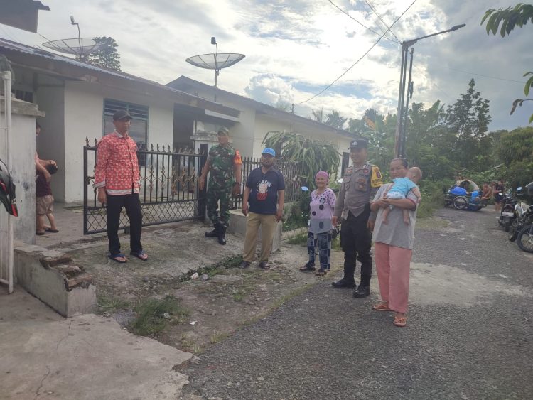 Bhabinkamtibmas Kelurahan Bah Kapul, BRIPKA Sunandar melaksanakan pengecekan parit, di Jalan Aries, Kelurahan Bah Kapul, Kecamatan Siantar Sitalasari, Kota Pematangiantar yang sering tersumbat sampah, pada Kamis (18/9/2025) sore.