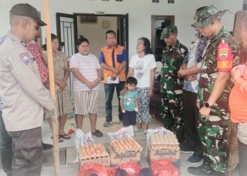 Bhabinkamtibmas Kelurahan Nagahuta Timur, AIPDA F. Munthe melaksanakan pendampingan pembagian bantuan kepada warga terdampak bencana alam angin puting beliung, di Jalan D.I Panjaitan, pada Kamis (25/9/2025) siang.