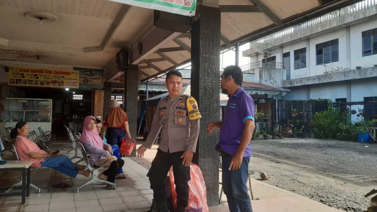 Bhabinkamtibmas Kelurahan Kahean, AIPDA H.E. Pane, melaksanakan sambang di Loket Bus Jalan Sisingamangaraja, pada Sabtu (27/9/2025) pagi.