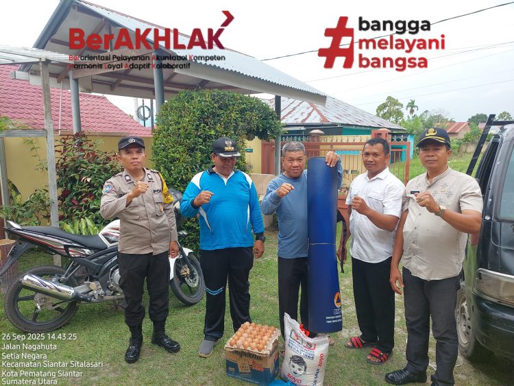 Bhabinkamtibmas Kelurahan Setia Negara, AIPTU Januar Butar-butar melaksanakan pendampingan pemberian bantuan kepada masyarakat Kelurahan Setia Negara, yang terdampak bencana alam hujan deras dan angin kencang, pada Jumat (26/9/2025) siang.