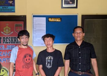Foto pelaku curat (tengah) saat diapit petugas.